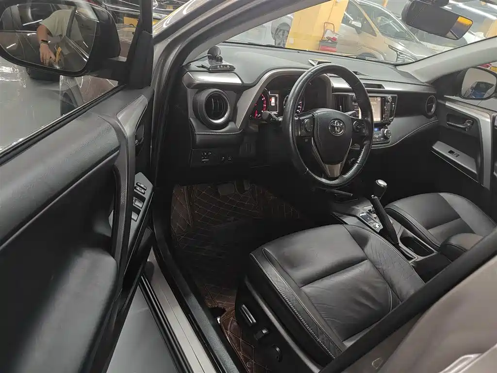 Toyota RAV4 2018 — фото 12