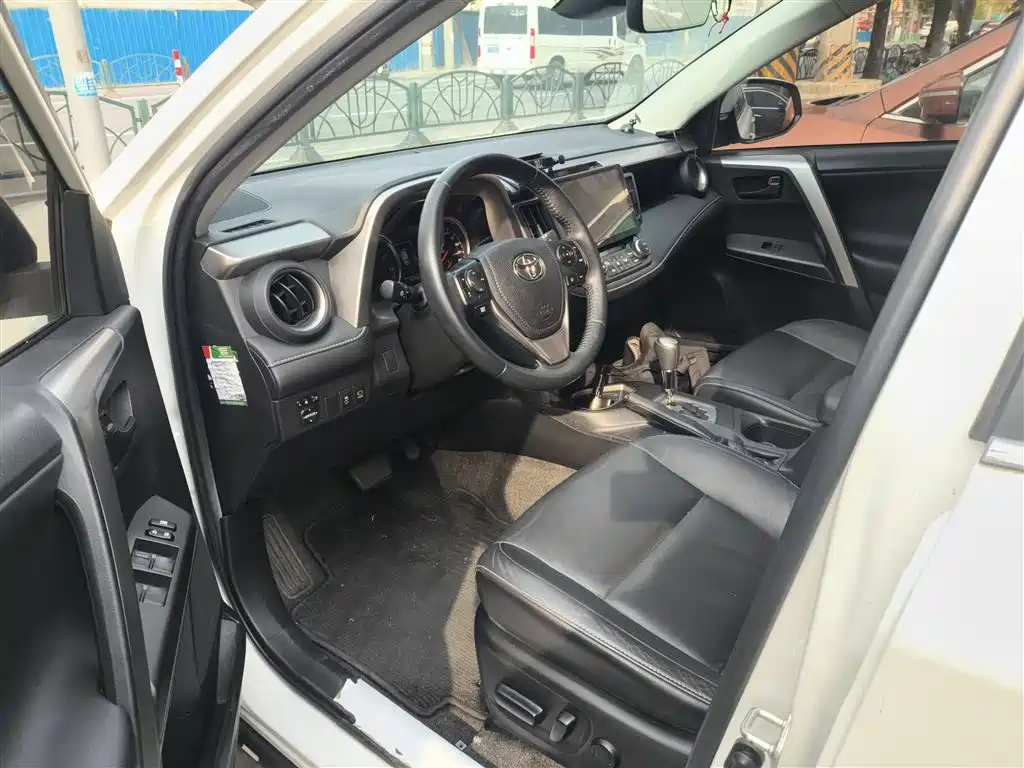 Toyota RAV4 2018 — фото 16