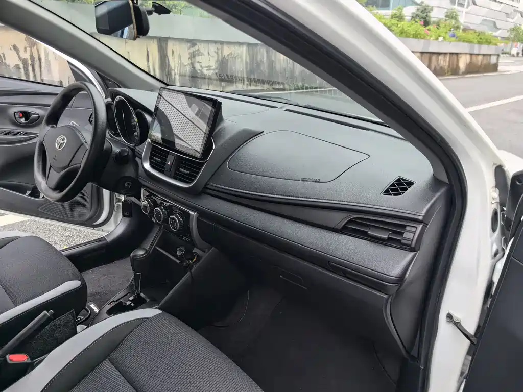 Toyota Yaris L 2020 — фото 16