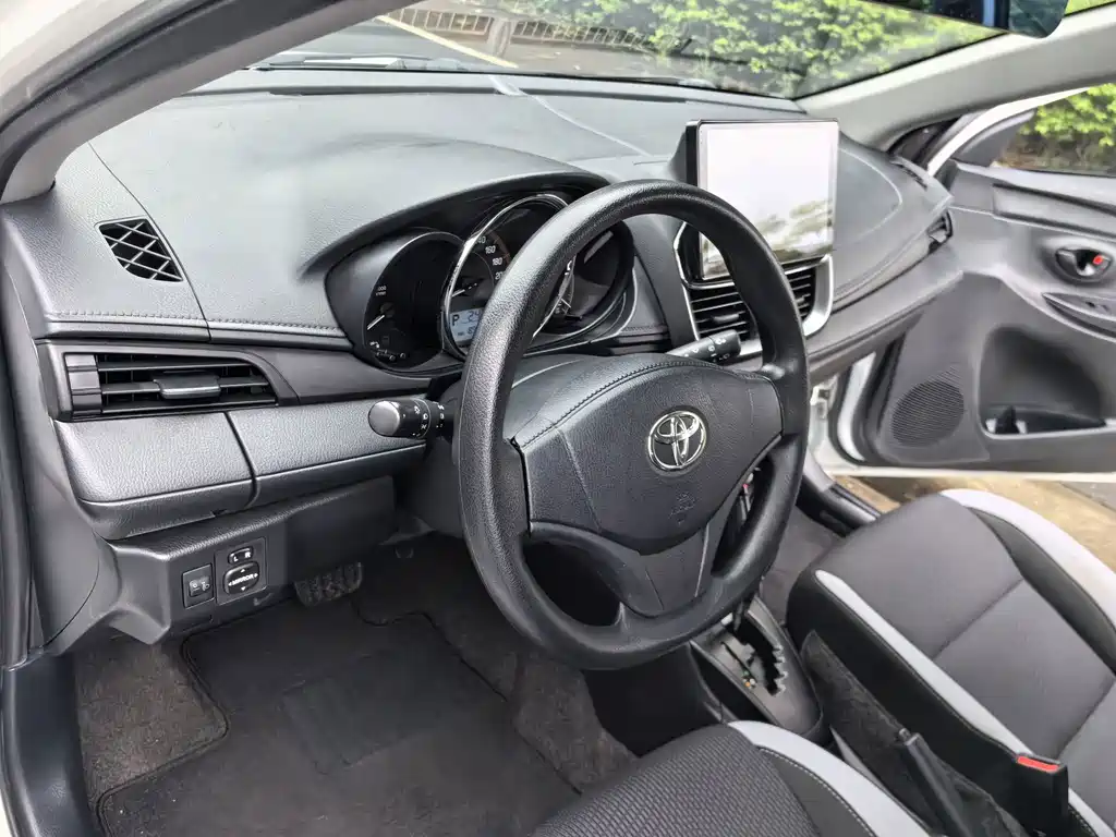 Toyota Yaris L 2020 — фото 25