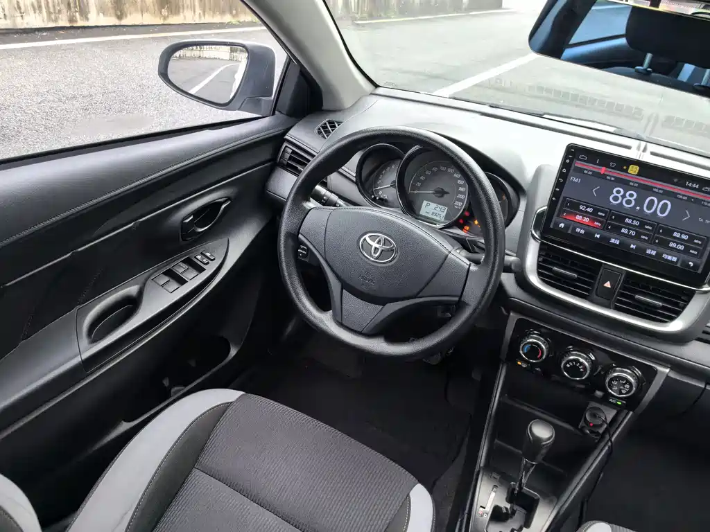 Toyota Yaris L 2020 — фото 12