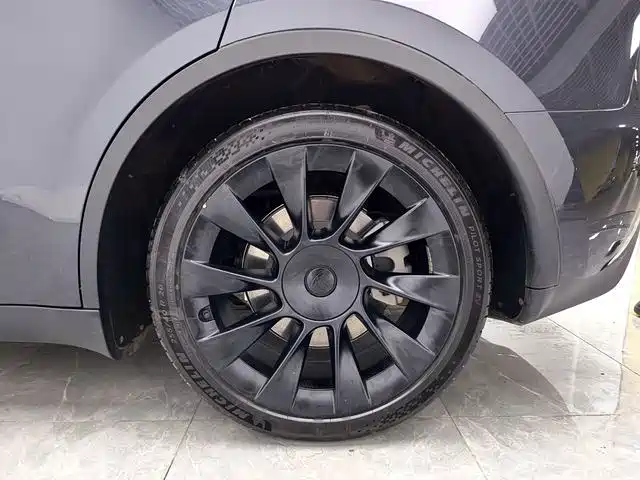 Tesla Model Y 2024 — фото 19