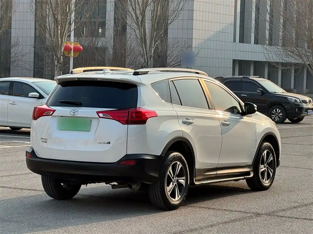Toyota RAV4 2016 — фото 11