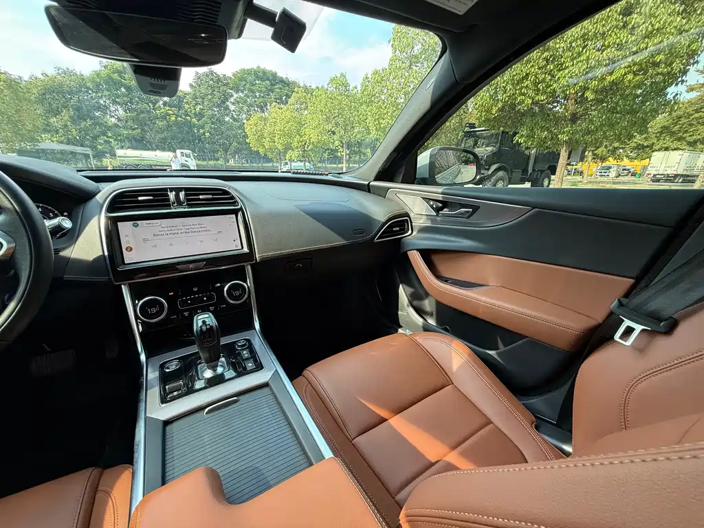 Jaguar XEL 2023 — фото 12