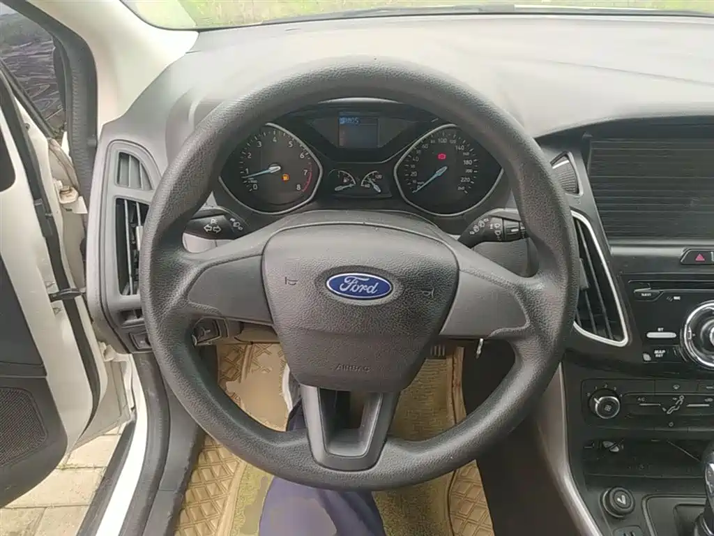 Ford Focus 2016 — фото 11