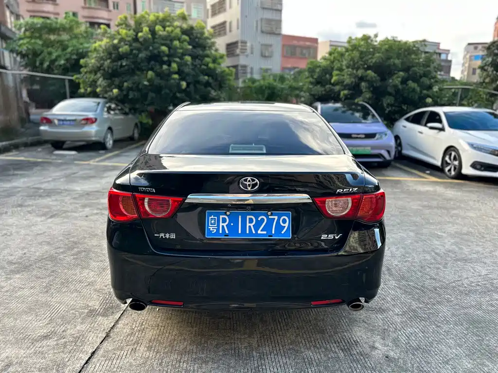 Toyota Reiz 2010