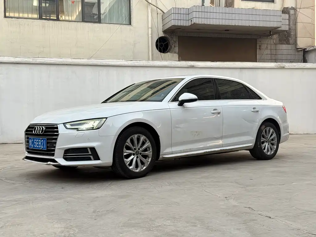 Audi A4L 2019 — фото 1