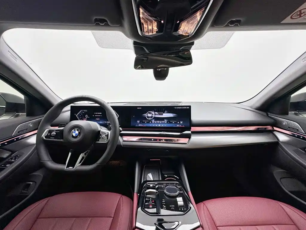 BMW 5 Series 2025 — фото 17