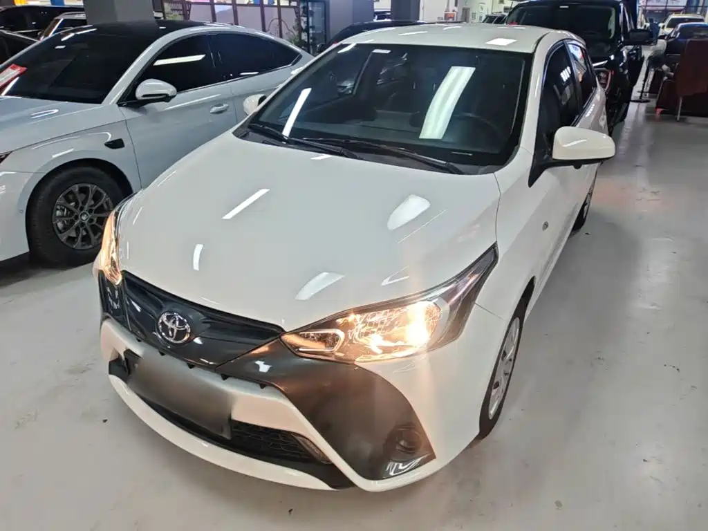 Toyota Yaris L 2022 — фото 1