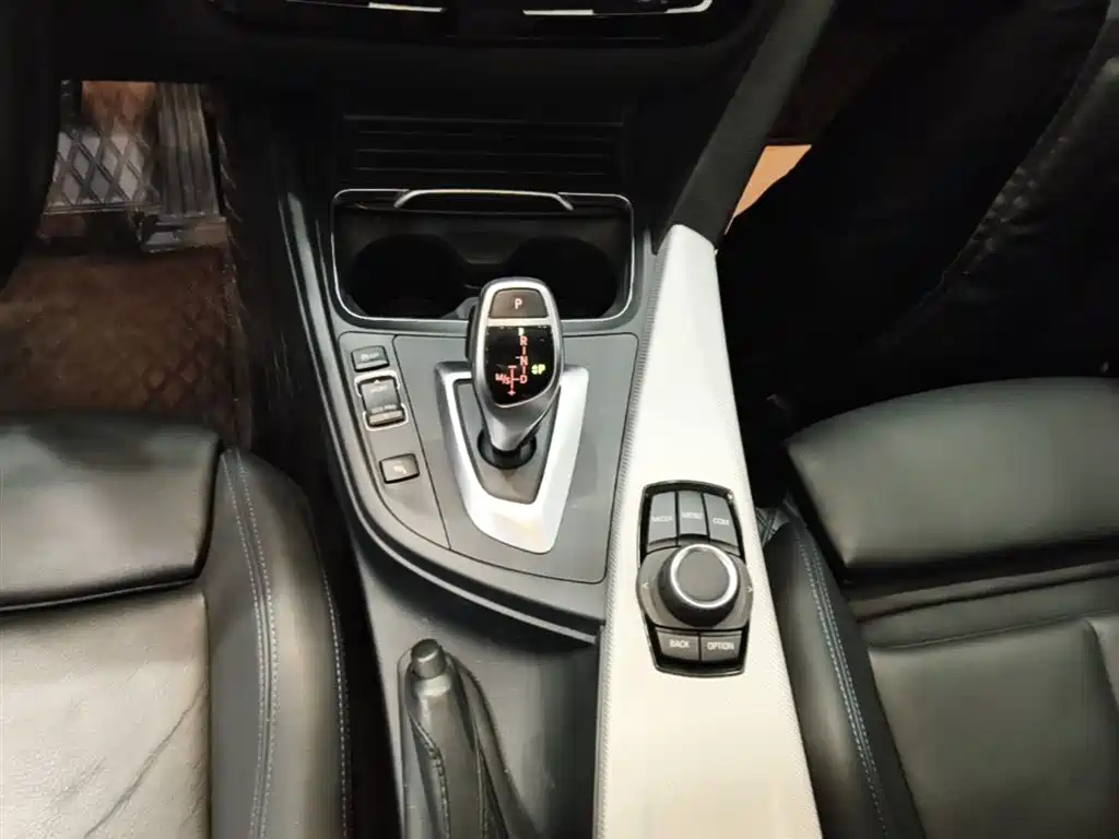 BMW 3 Series 2019 — фото 14
