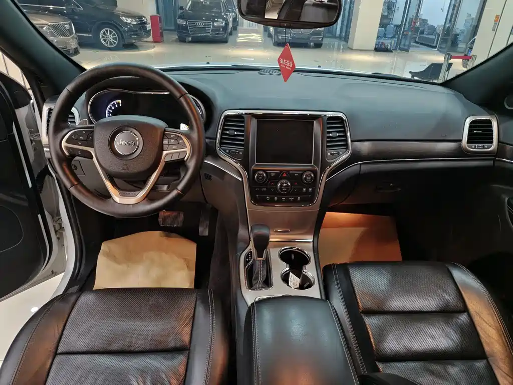 Jeep Grand Cherokee 2017 — фото 15