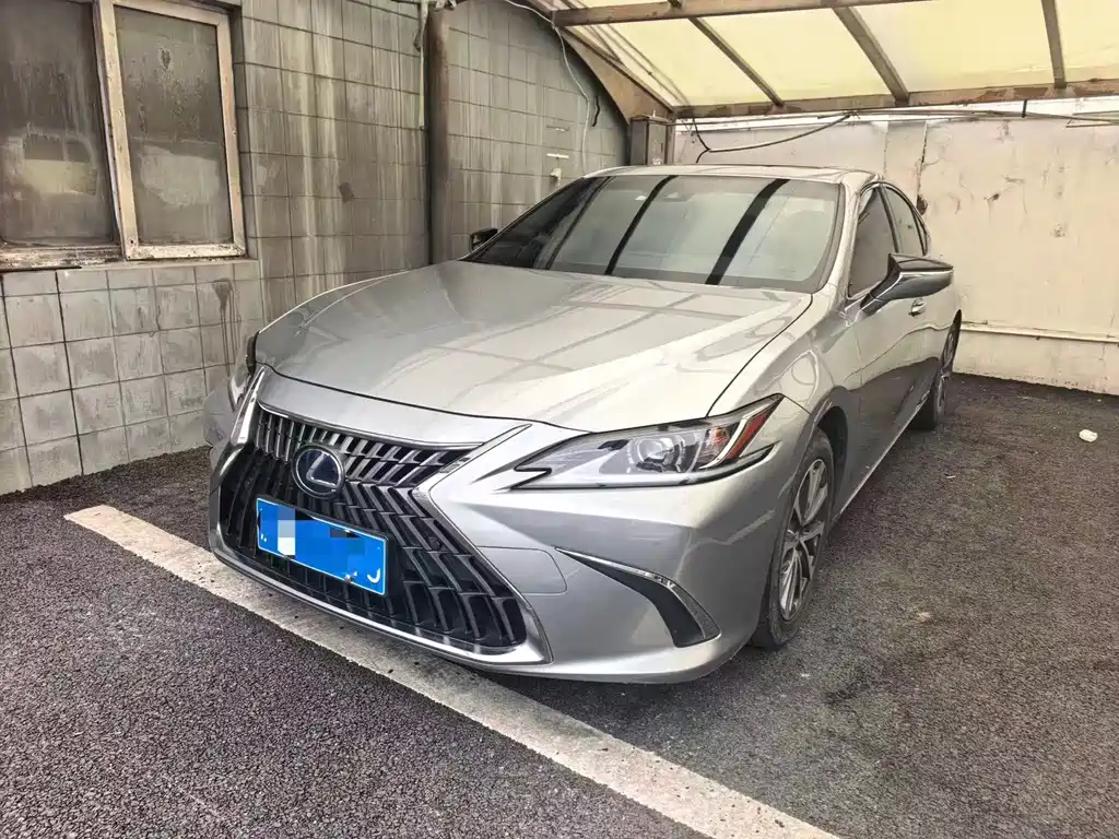 Lexus ES 2022 — фото 1
