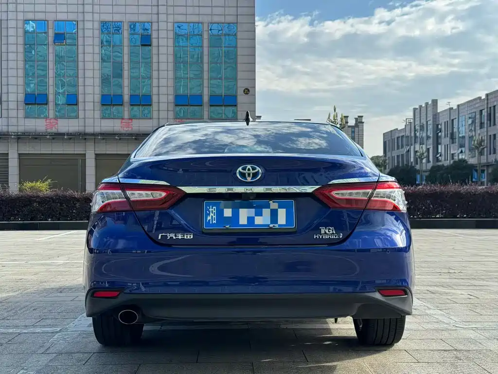Toyota Camry 2023 — фото 8