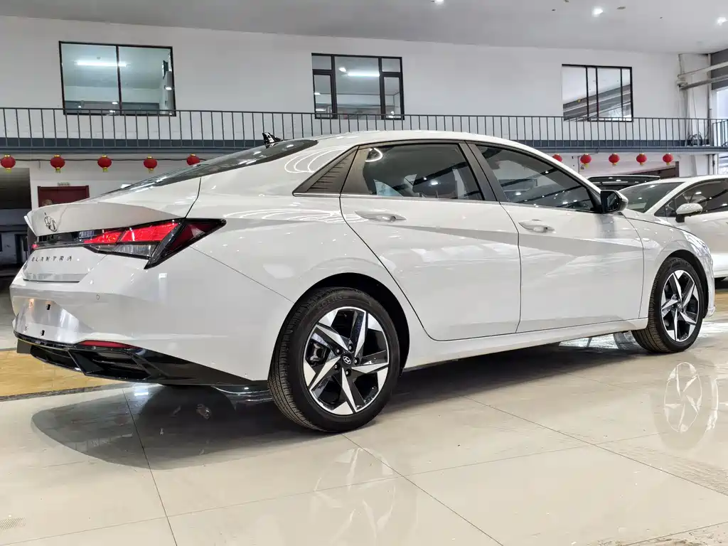 Hyundai Elantra 2022 — фото 17