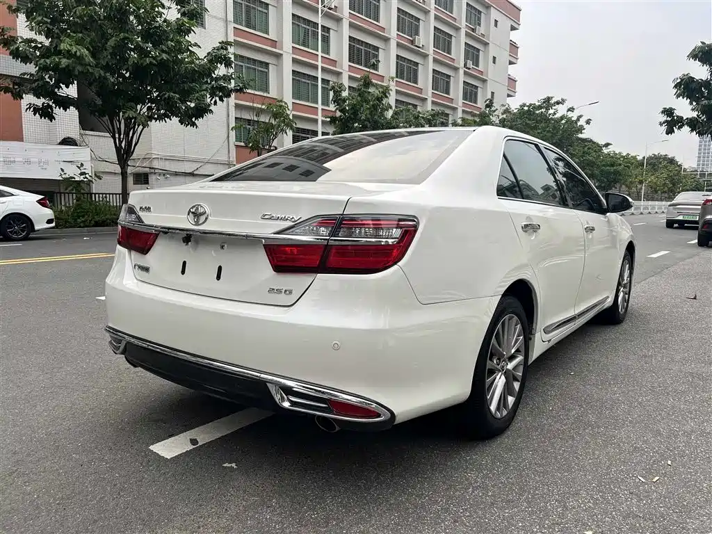 Toyota Camry 2017 — фото 8