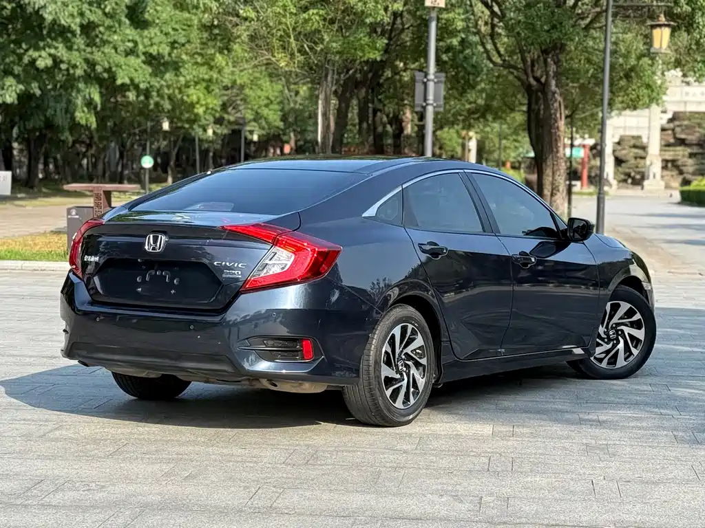 Honda Civic 2018 — фото 6