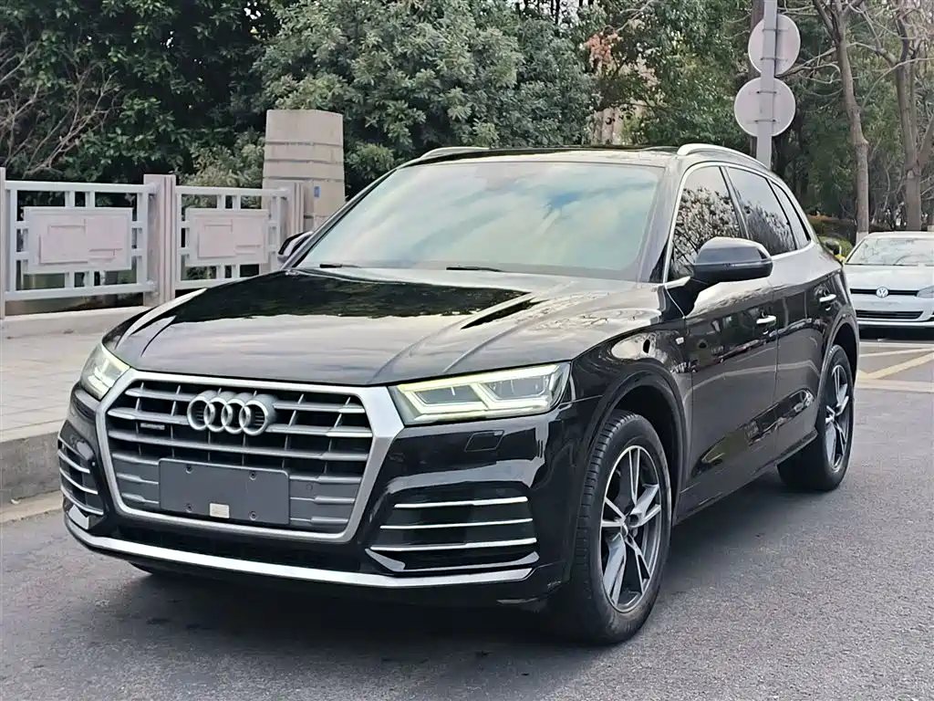 Audi Q5L 2020 — фото 1