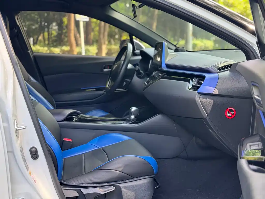 Toyota C-HR 2019 — фото 8