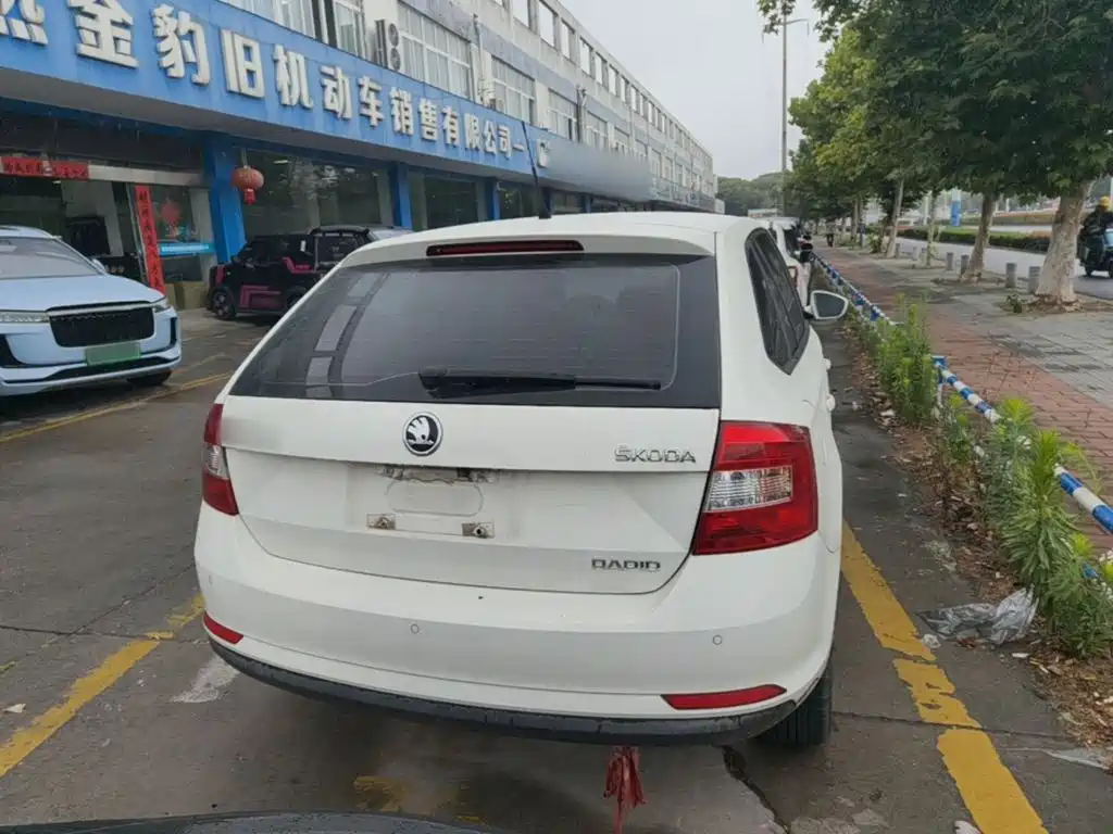 Skoda Rapid Spaceback 2015 — фото 6