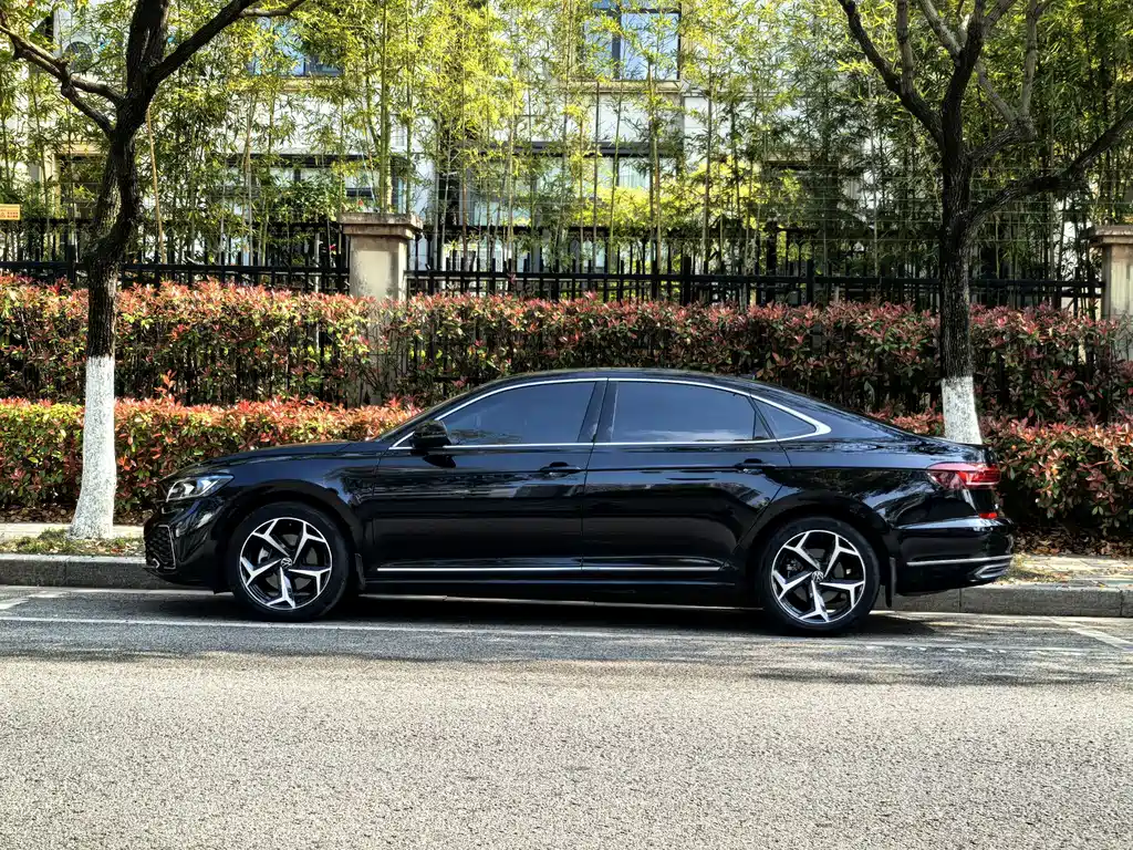 Volkswagen Passat 2023 — фото 3