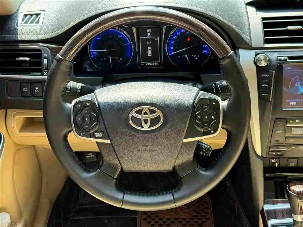 Toyota Camry 2017 — фото 6