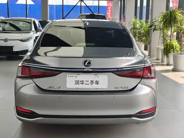 Lexus ES 2020