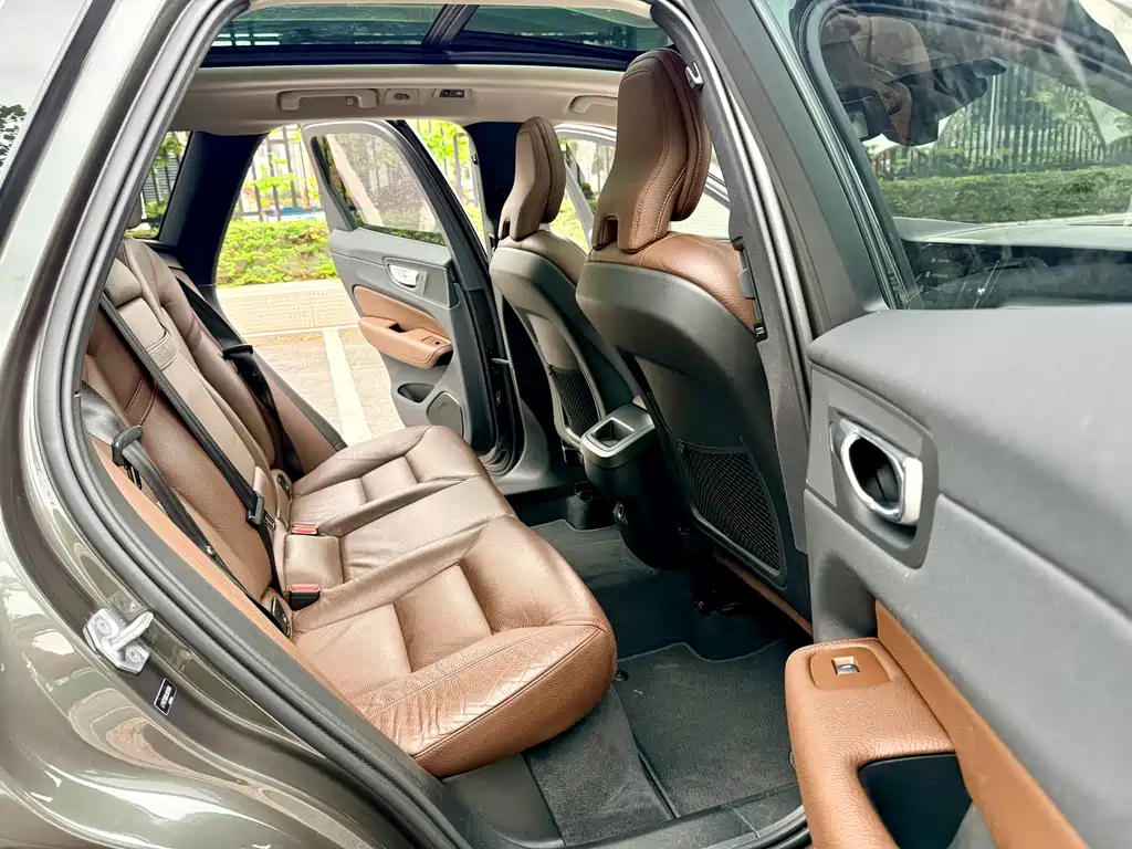Volvo XC60 2019 — фото 18