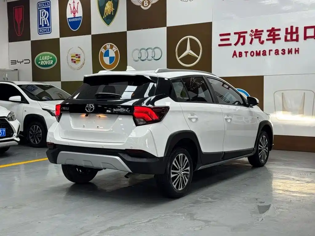 Toyota Yaris L 2023 — фото 6