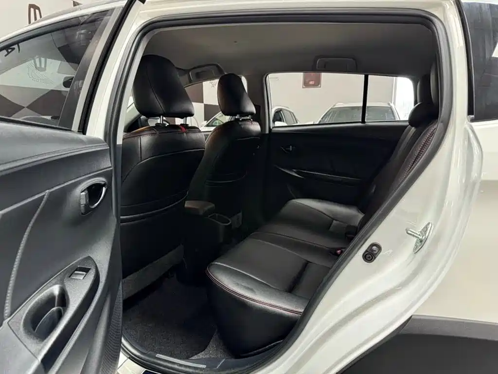 Toyota Yaris L 2023 — фото 8