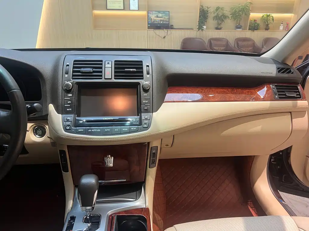 Toyota Crown 2013 — фото 26