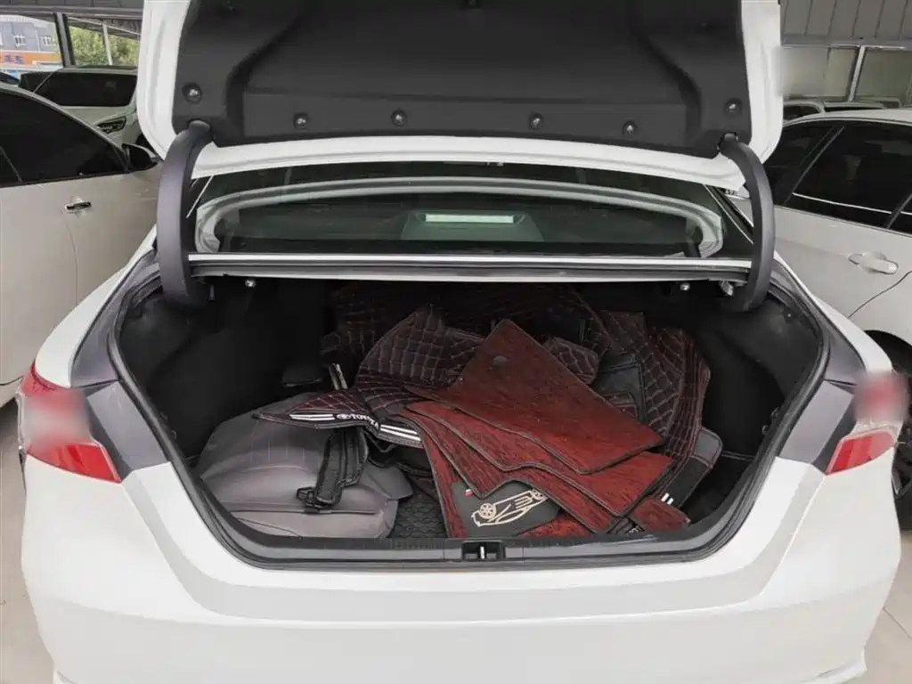 Toyota Camry 2018 — фото 19