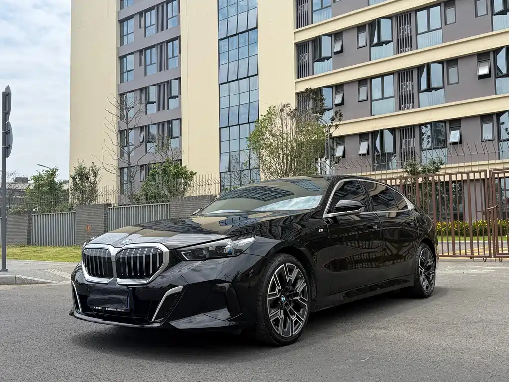 BMW 5 Series 2024 — фото 1
