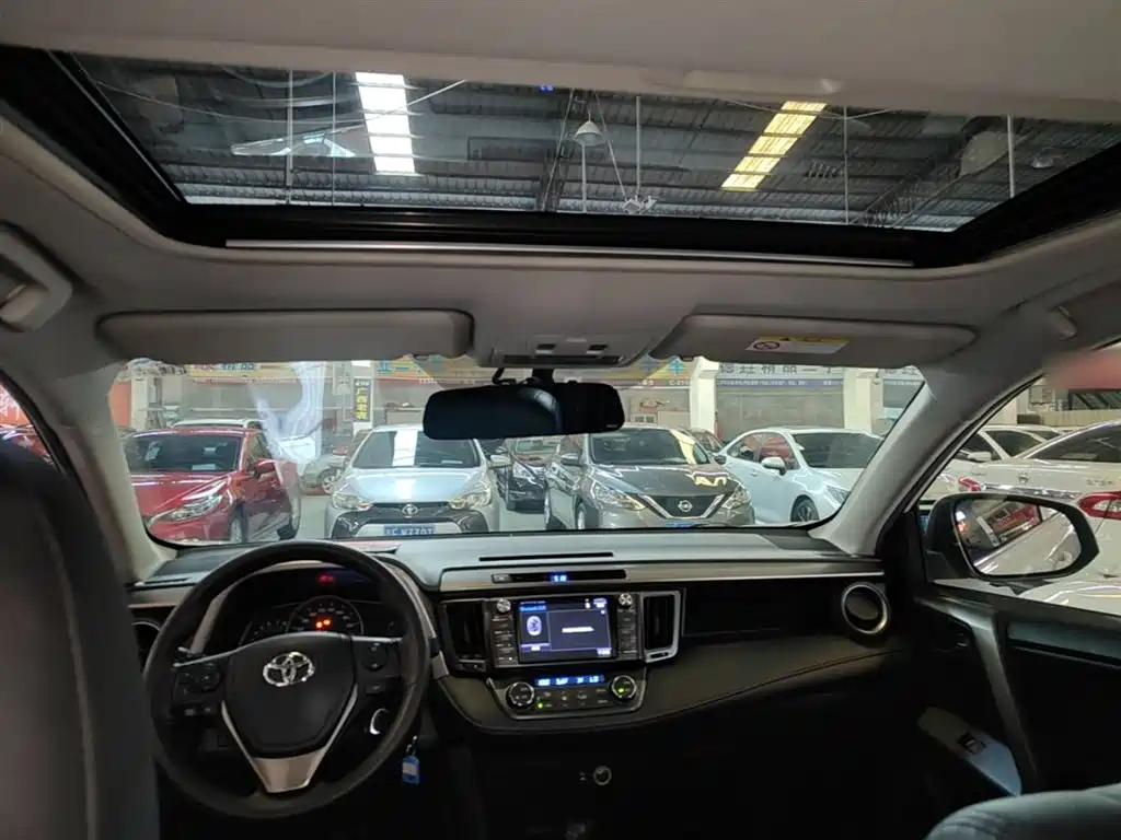 Toyota RAV4 2015 — фото 18