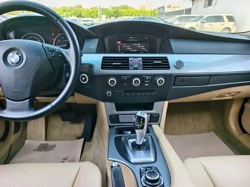 BMW 5 Series 2010 — фото 11