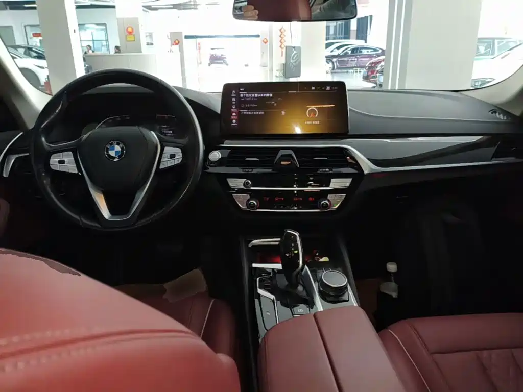 BMW 5 Series 2021 — фото 10
