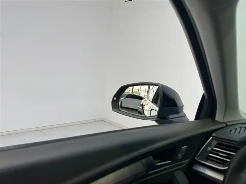 Audi Q5L 2023 — фото 11