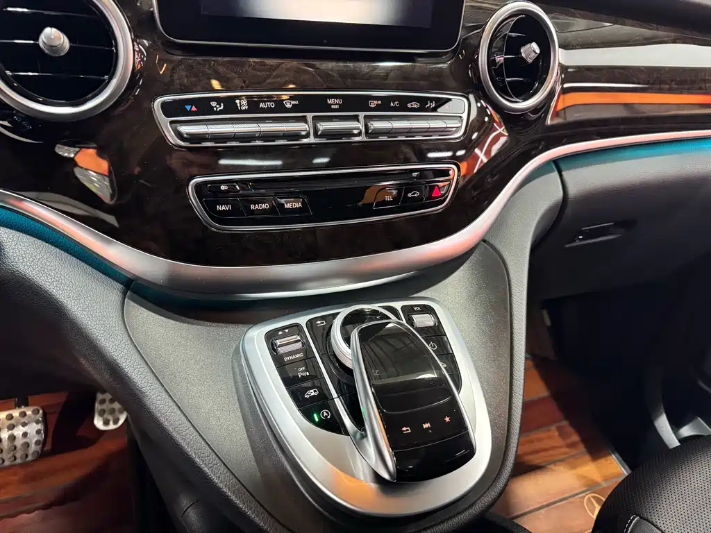 Mercedes-Benz V-Class 2017 — фото 11