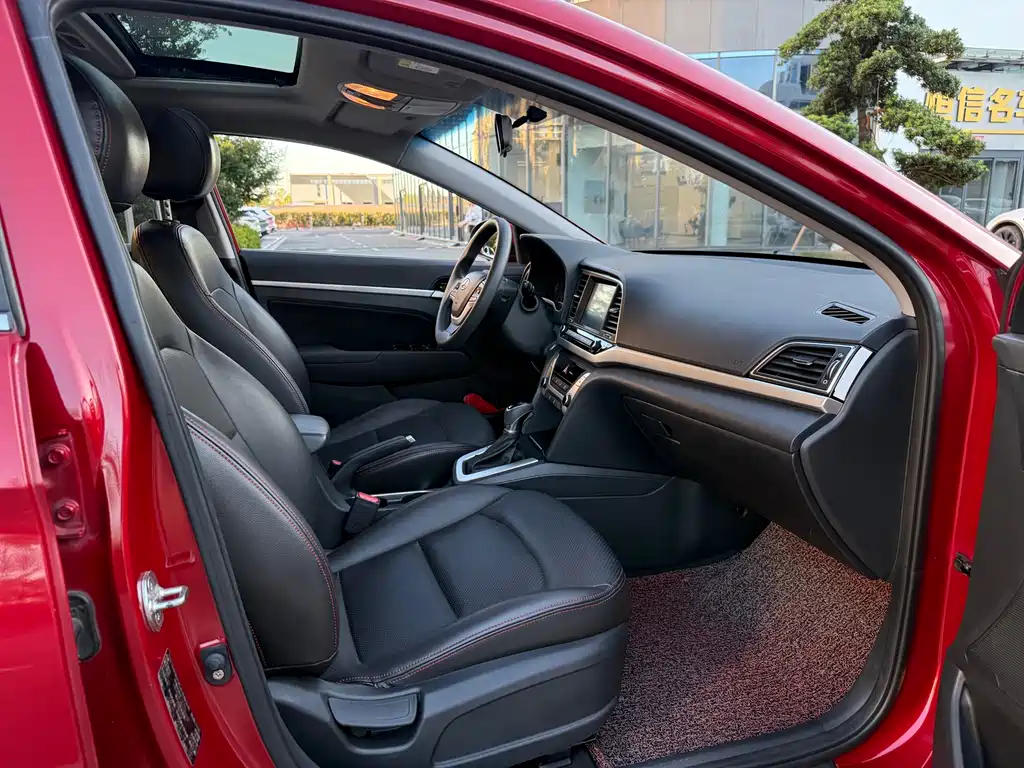 Hyundai Elantra 2018 — фото 16