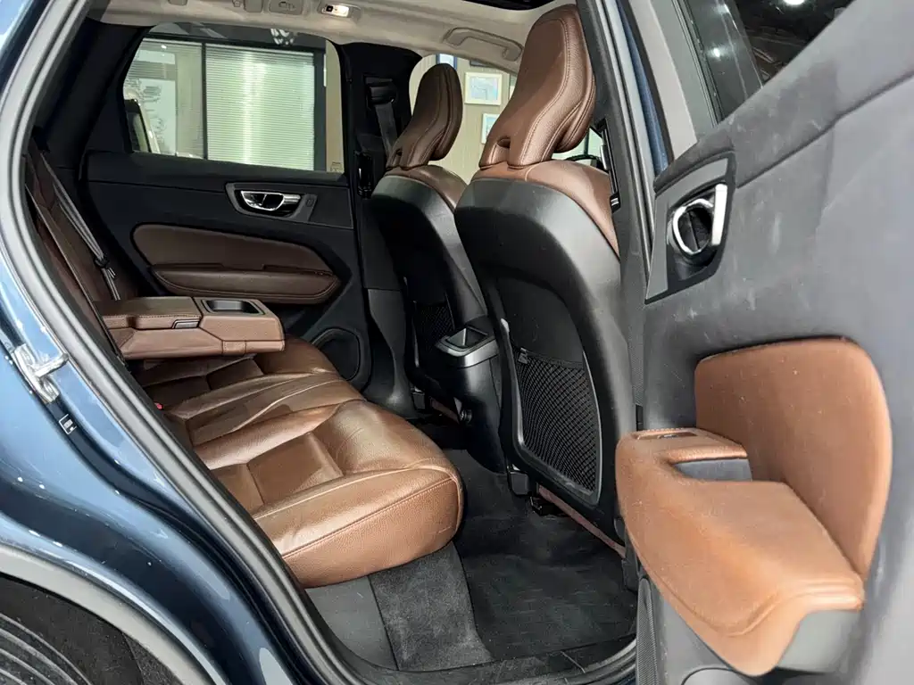 Volvo XC60 2020 — фото 20