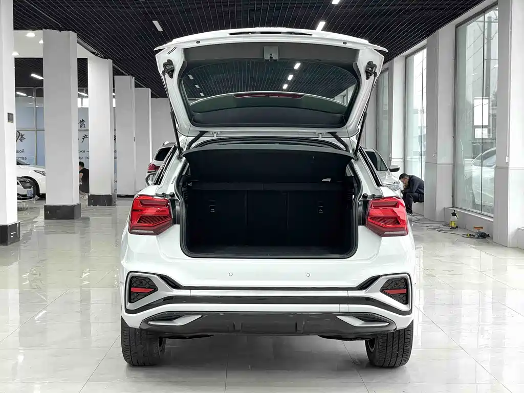 Audi Q2L 2023 — фото 15