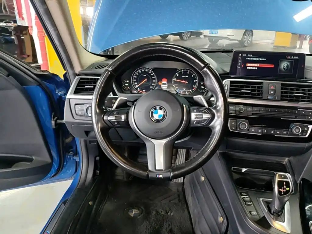 BMW 3 Series 2018 — фото 11