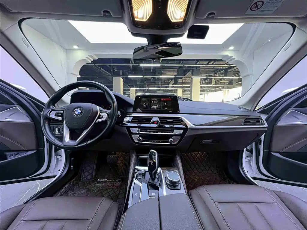 BMW 5 Series 2019 — фото 16