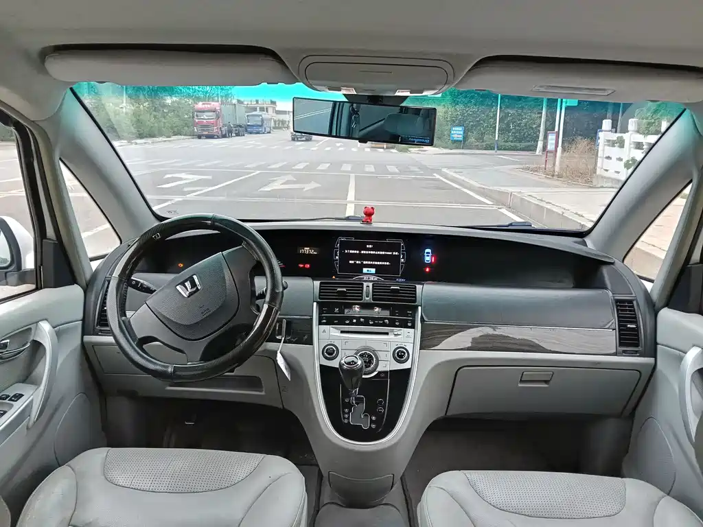 Luxgen Big 7 MPV 2015 — фото 9