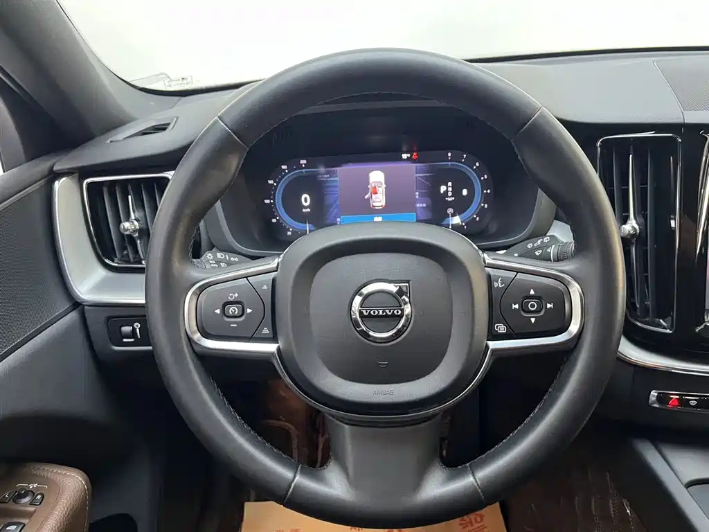 Volvo XC60 2022 — фото 11