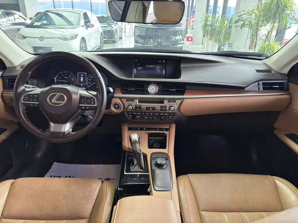 Lexus ES 2017 — фото 10