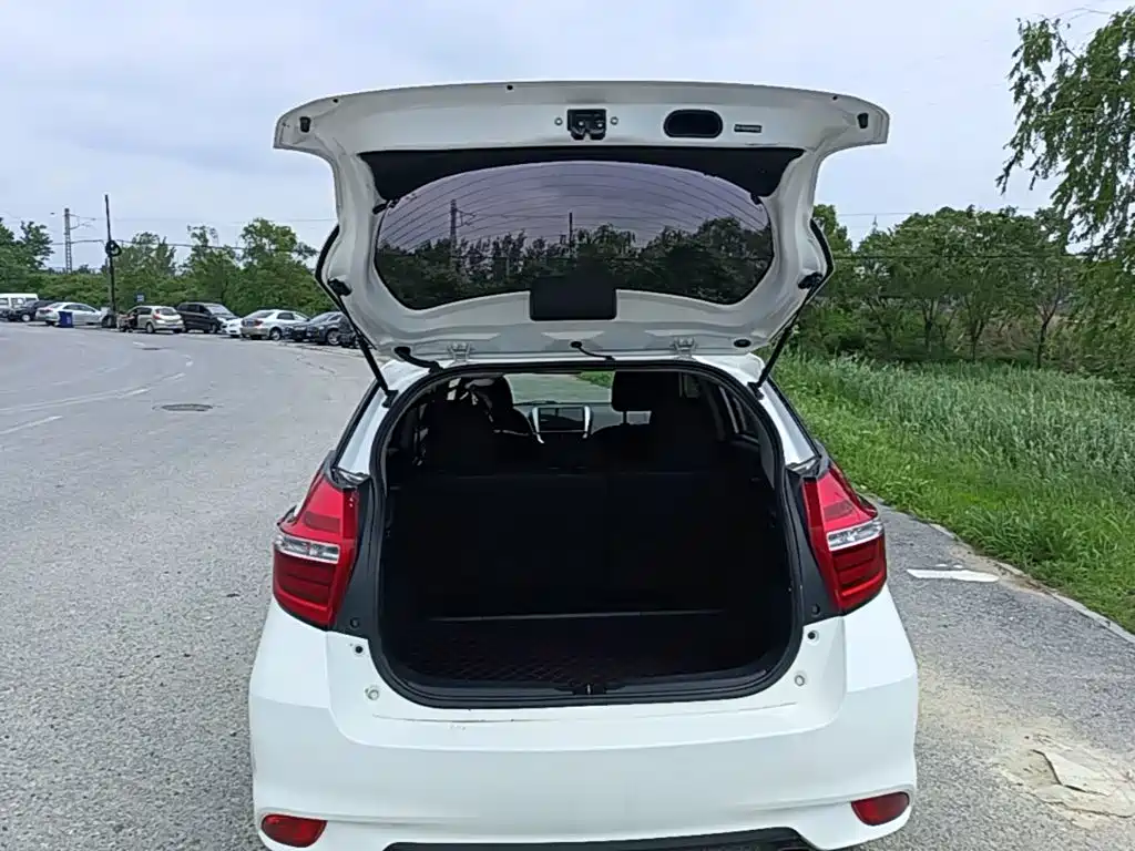 Toyota Yaris L 2017 — фото 19