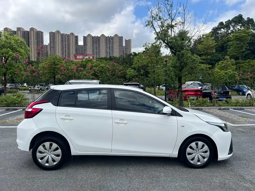 Toyota Yaris L 2017 — фото 8