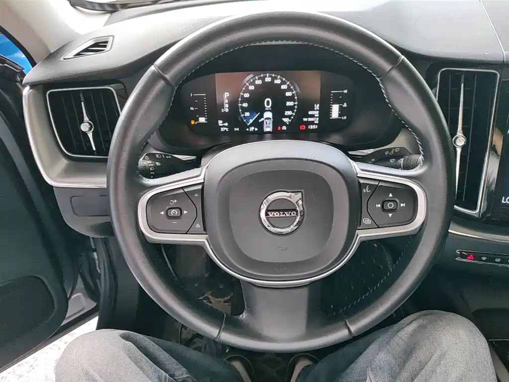 Volvo XC60 2019 — фото 11
