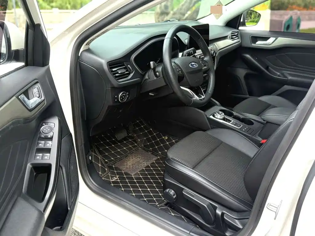 Ford Focus 2020 — фото 16