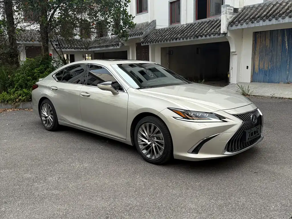 Lexus ES 2019 — фото 1